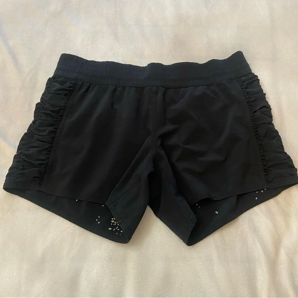Lululemon Black Run Around Reversible Short Size 8 - 2956